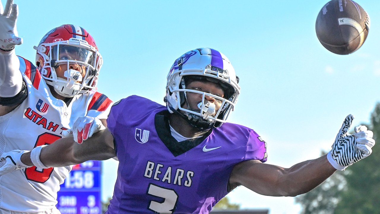 UCA Bears wide receiver Arlie Lee reaching for a pass against Utah Tech