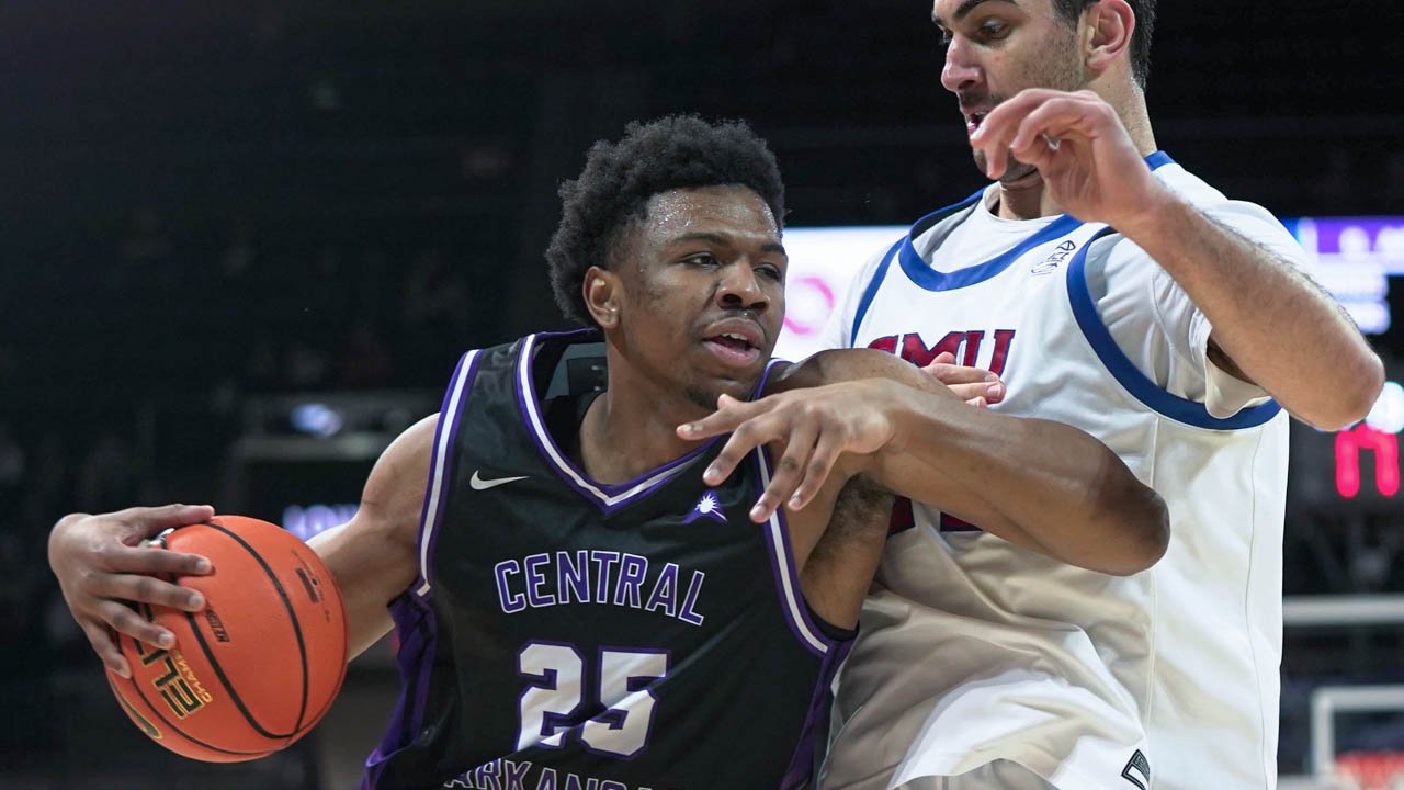 UCA Bears Malchia Marables drives against the SMU Mustangs