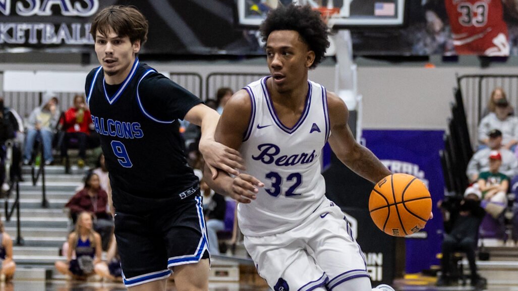 UCA Bears Luke Moore against Kansas Christian