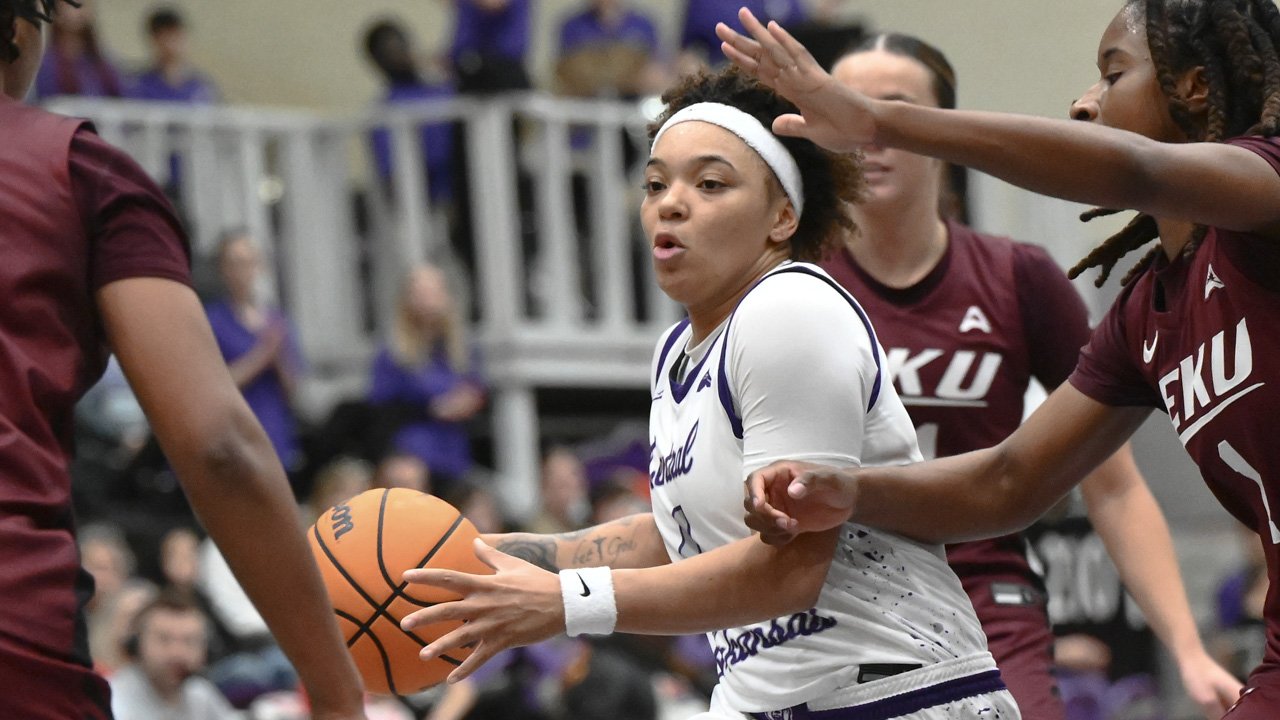 UCA Sugar Bears Cheyanne Kemp drives the lane against Eastern Kentucky