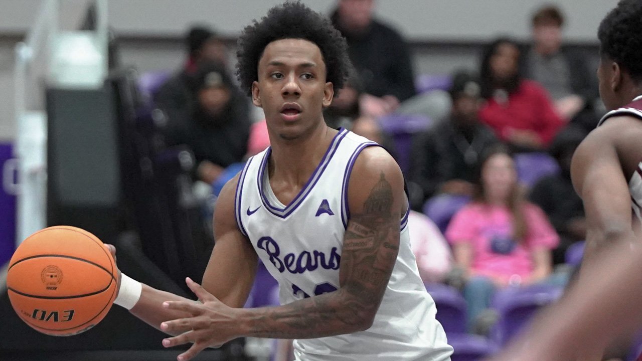 UCA Bears guard Luke Moore looking inside against Eastern Kentucky