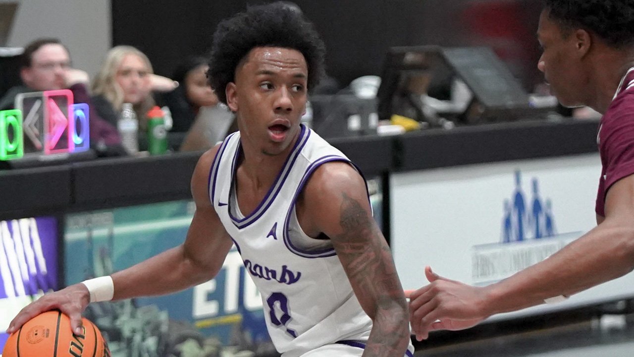 UCA Bears guard Luke Moore looking inside against Eastern Kentucky